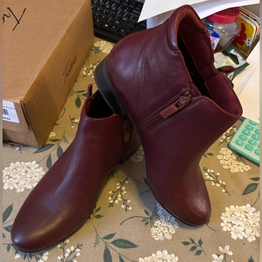 Trotters Major Dark Red Ankle Boots. Size 9.5 Medium. NIB